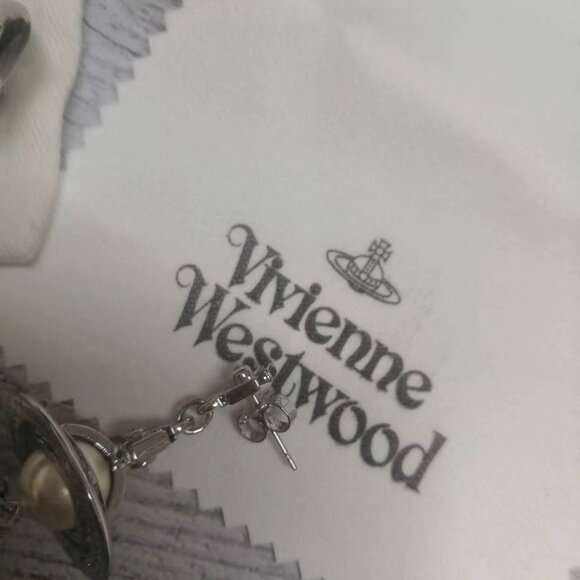 Vivienne Westwood Stunning Pearl Earring - Picture 5 of 5